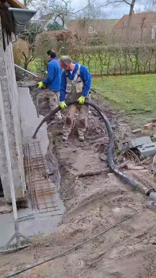 🎦 Beton storten langs de schuur en het varkenskot voor de nieuwe fundering. #restauratie #cultureelerfgoed #ellewoutsdijk
