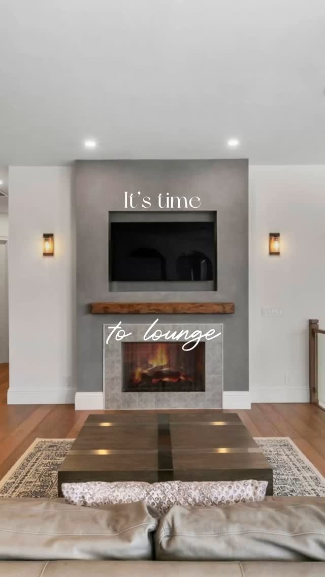 Whether you have teenagers, house guests, or a nanny, this amazing 2nd floor flex space provides a separate living room with a kitchenette for watching TV, doing homework, or even just a playroom away from the main living space and primary bedrooms. There is even a balcony with seating which overlooks the pool and tennis court! Any questions about this beautiful home for sale in Wellington? Message me!
#palmbeachstyle #palmbeachcounty #palmbeachinteriors #wellingtonflorida #palmbeachdesigner #palmbeachdesign #inlawsuite #flexspace #guestroomdesign