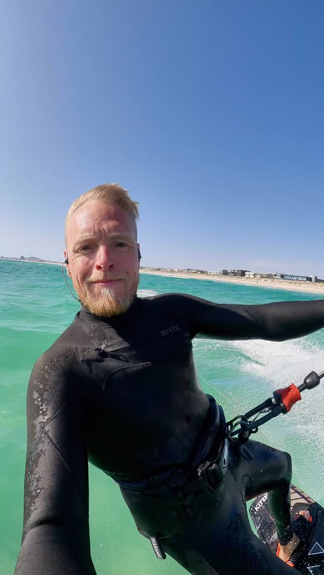 Kiting at sunset beach 😎
@ocean9beachfront