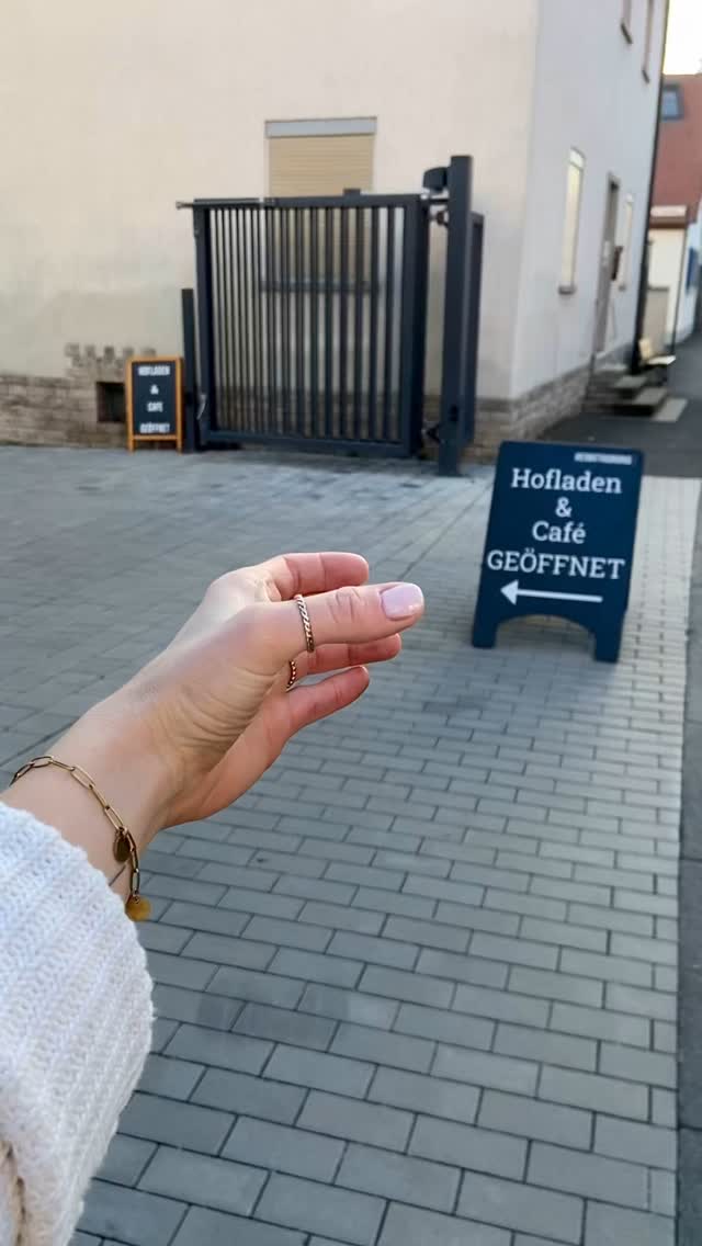 H•E•I•M•A•T•H•U•N•G•R•I•G
Hofladen & Café
-> Euer ZIEL für den nächsten Kaffeegenuss ☕️
Ob für ein entspanntes Frühstück, ein produktives Arbeiten oder ein Treffen mit Freunden.
Wir freuen uns darauf, euch willkommen zu heißen. 🧡
📍 Schloßhof 5, 97320
Großlangheim
🕒 Öffnungszeiten:
Donnerstag - Samstag:
09:00 Uhr - 19:00 Uhr
#café#kaffeeliebe☕❤#hofladen#frühstück#regional#workplace#lieblingsplatz#kaffeegenuss#meekaffee#lattemacchiato#kauflocal#gemütlichkeitpur#wohlfühlambiente