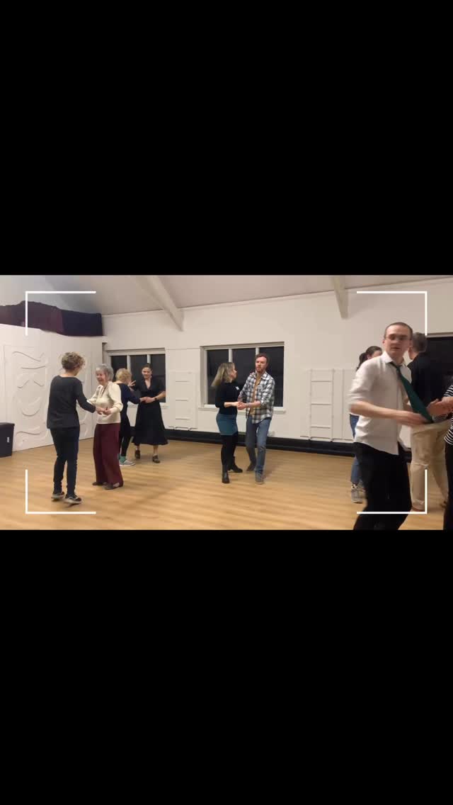 New #lindyhop #beginners dance class starts tonight at @lanternarts . Absolute beginners welcome to turn up this week and next. Experienced beginners welcome to drop in. We will be focussing on the basic 8 count steps and lots of lead and follow technique! See you there xx
#raynespark #partnerdance #swingdance