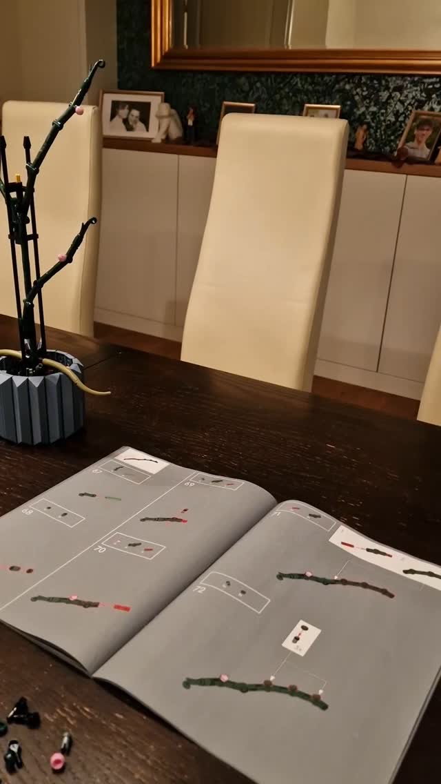 Wenn etwas gut läuft darf man sich auch mal spontan selbst belohnen 🙏🏻🤩
Also hab ich mir die Orchide gekauft und bin direkt angefangen zu bauen. Auch meine Jungs haben Spaß daran Lego zu bauen. Daher war die jetzt immer blühende Blume ruck zuck fertig.
#selbstliebe #Lego #freude #selbstbelohnung #reflexintegration #ruhe #familie