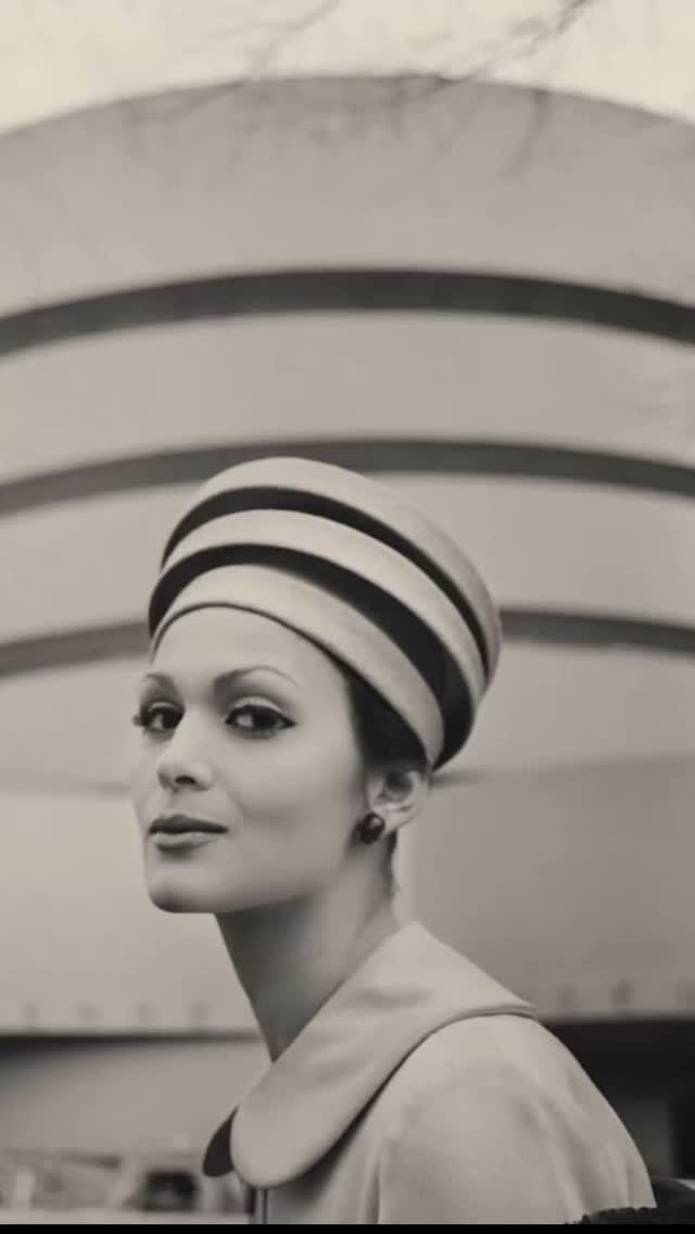 L’influence architecturale de Frank Lloyd Wright sur la mode : le cas de la célèbre «Chapeau Guggenheim»
Le dernier chef-d’œuvre architectural de Frank Lloyd Wright, le musée Guggenheim à New York, a été inauguré en 1959 et a immédiatement révolutionné le concept d’espace muséal. Inspiré par la spirale d’un nautile, Wright a conçu un atrium central où les visiteurs montent en ascenseur pour ensuite redescendre à pied, explorant les œuvres d’art le long d’une rampe continue.
🔍 Fait intéressant : L’impact de cette architecture unique s’est étendu au monde de la mode. En 1960, la modiste Sally Victor a rendu hommage au musée en créant une «chapeau Guggenheim» inspiré par ses courbes iconiques. Le célèbre photographe Tony Vaccaro a immortalisé ce chapeau en plaçant le mannequin Isabelle Albonico devant le musée, créant une image devenue emblématique du dialogue entre architecture et mode.
#FrankLloydWright #MuséeGuggenheim #ArchitectureEtMode #SallyVictor #TonyVaccaro #GaronSA #InvestissementsDurables #ArtEtDesign
Images : unsplash.com @tonyvaccarophotographer