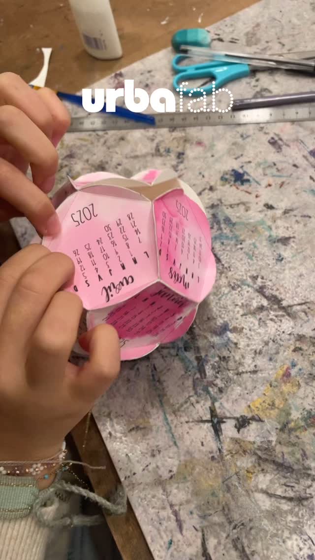 Fabrication du calendrier 2025.
Aquarelle à l’encre, rainer, plier, assembler…
.
#urbafab #loisircreatif #activitemanuelle #stage #pourvous #diy #papeterie #aquarelle #encre #calendrier