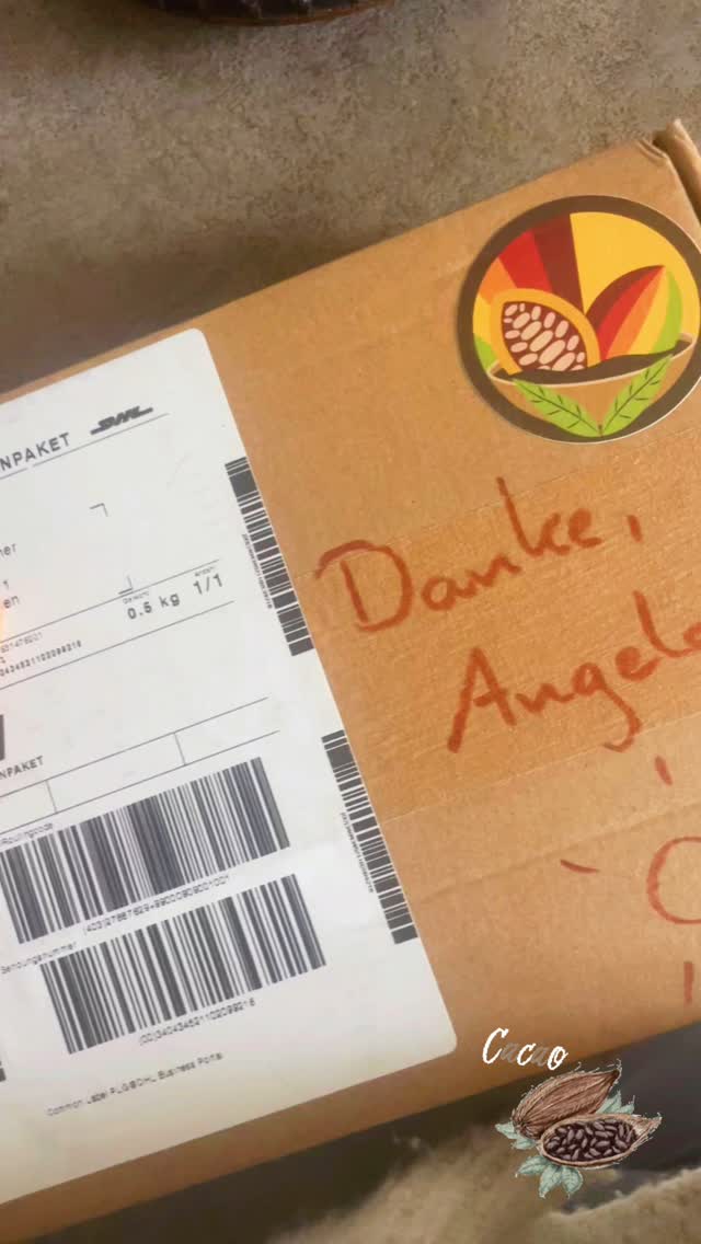 ✨ Ein kleiner Moment nur für mich … ✨
☕ Erste Bestellung von Ritual Kakao – und ich bin verliebt! 💫
🌿 Genuss. Achtsamkeit. Herzöffnung.
Ich habe heute meine erste Bestellung von @kakaomischa bekommen – und wow, was für ein Erlebnis! Vom liebevollen Packaging bis hin zum ersten Schluck – purer Genuss. Danke an meine liebe @yogaoase_saskiaausten für diese Empfehlung! 🧘♀️✨
Kennst du zeremoniellen Kakao? Wenn nicht, dann solltest du ihn unbedingt mal probieren! 💛
#kakaomischa #CacaoMagic #RitualKakao #YogaUndKakao #MindfulRituals #SelfcareMoment
#yoga