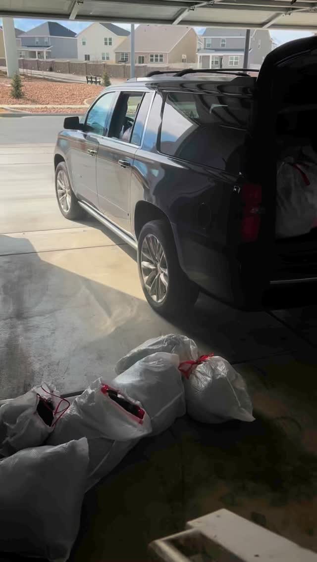 The second weekend of our annual clothing drive is almost here!
Huge thanks to everyone who’s donated so far and shoutout to all of our teams’ hard work collecting! Don’t miss this video from @siennacwheeler of her team last weekend loading up the semi trucks to send donations to Big Brothers Big Sisters! @bbbsutah
If you are not on a Service Year Team but still want to donate - connect with a current team member or DM us for drop-off details!
#Youthlinc #ServiceYear25 #ClothingDrive #BBBSUtah
#LifetimeHumanitarians #Utah #NonprofitOrganizations
#Service #Donate
