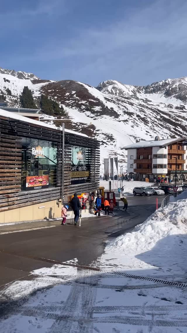 Diese Saison NEU bei uns im Sporthaus Sport Seppl in Kühtai. Der höchste Genuss mit einheimischen Spezialitäten auf 2020 m.
David zeigt uns einen kurzen Einblick 🔍✨