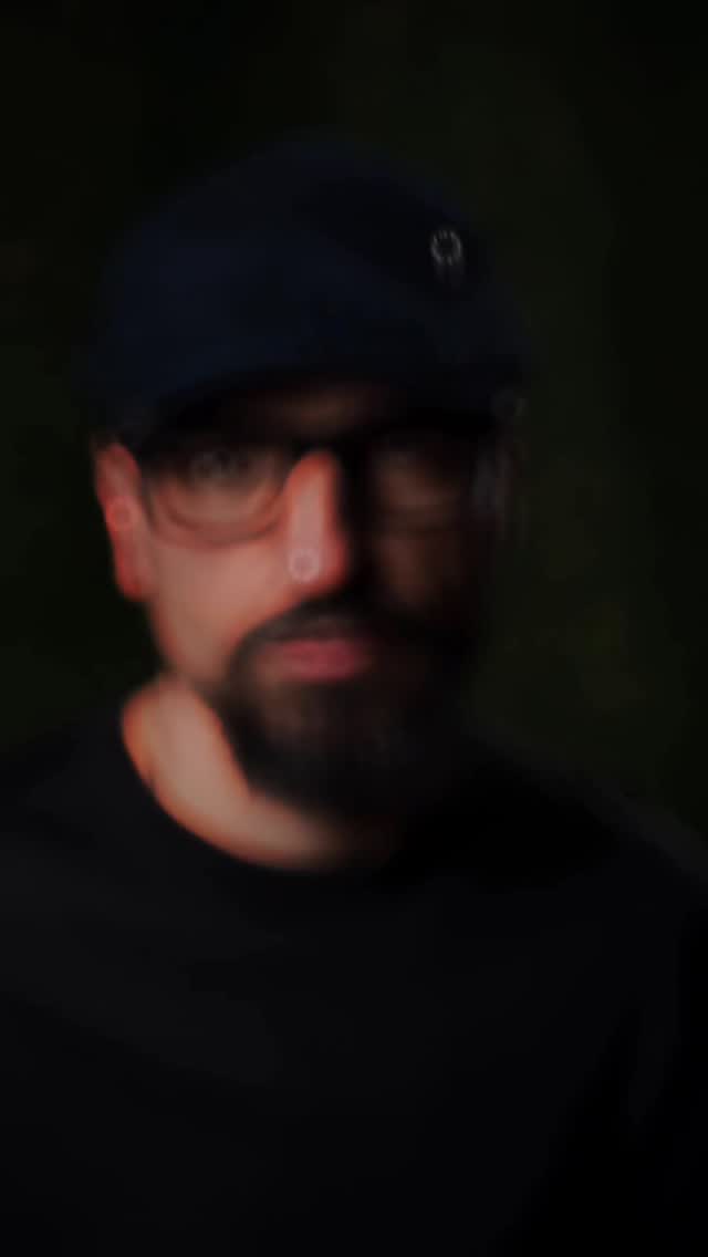 ✨ Mužský portrét | Světlo, charakter, příběh ✨
Každá tvář má svůj příběh. A správné světlo ho umí vyprávět beze slov. 🎭🔥
Tyhle fotografie vznikly v ateliéru Renatice Foto na workshopu s kamilhauptmann, kde jsem se učila nové techniky svícení a práci se světlem, které dává portrétům hloubku, emoci a sílu.
📸 Portrétní a brandové focení pro muže není jen o zachycení tváře. Je to o vyjádření osobnosti, stylu a síly. O obrazu, který mluví za tebe.
🔦 Každý portrét je jedinečný. Chceš i ty takový? Napiš mi a vytvoříme ho spolu!
#PortrétníFocení #BrandovýPortrét #MužskýPortrét #SílaSvětla #AteliérRenaticeFoto #WorkshopSvetla #KamilHauptmann