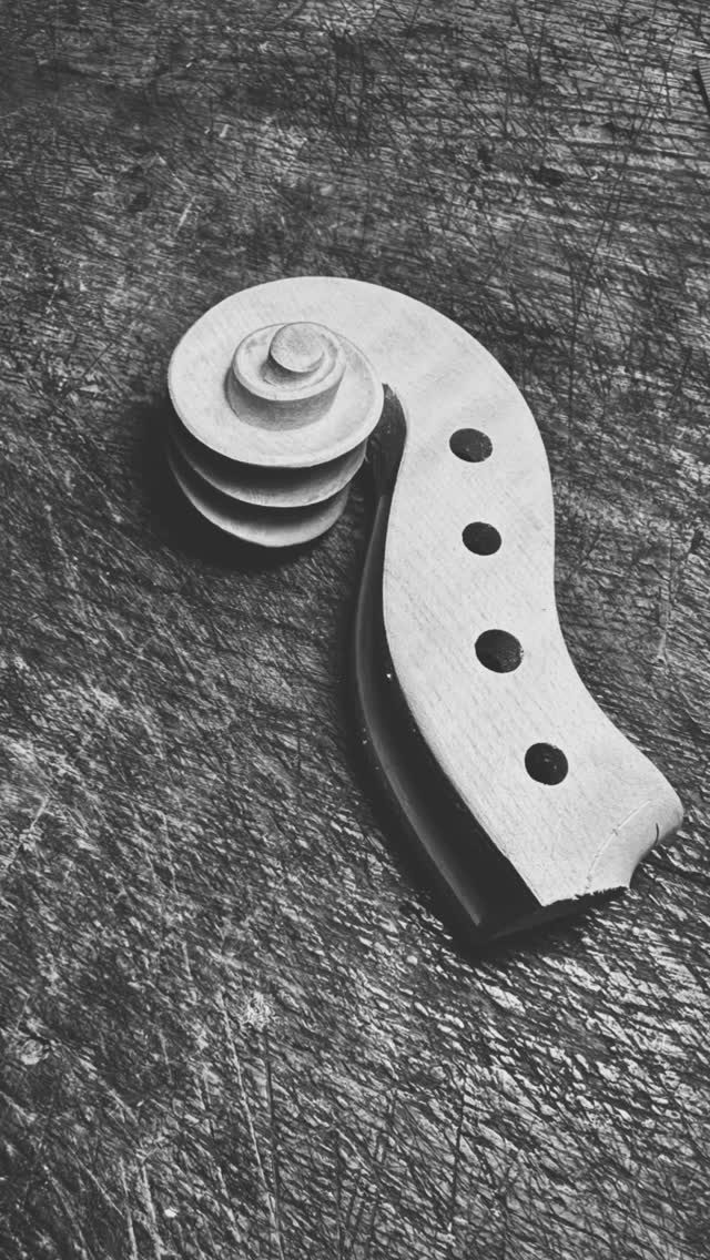 Masterful Precision: The Journey to the Perfect Violin Scroll 🎻🎶
#hiller_fineviolins #ViolinMaker #LuthierLife #Craftsmanship #MusicalArtistry #StringInstruments #ViolinLove #MusicProfessionals #HandmadeInstruments