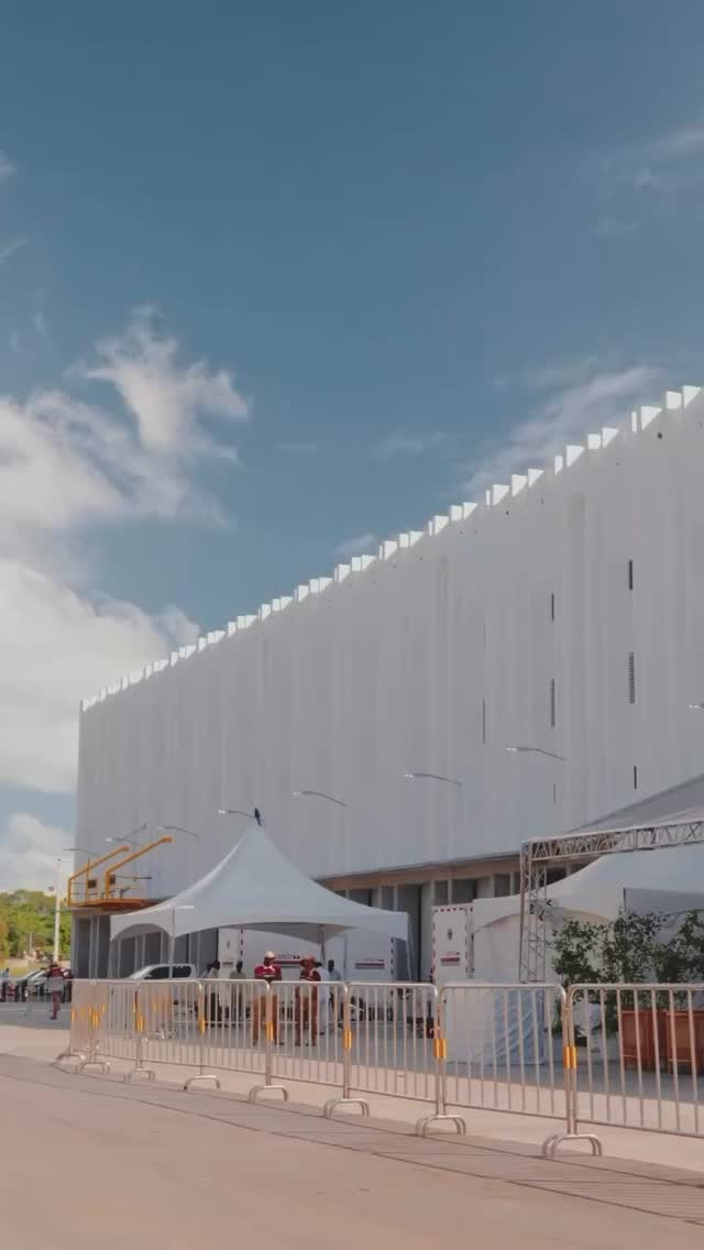 ¡Gracias NODO! porconfiarnos la coordinación de la ceremonia inaugural de su Centro de Distribución Logística, junto a su aliado estratégico, la multinacional Nestlé.
Un memorable evento que fue presidido por el presidente de la República Dominicana @luisabinader; el ministro de Industria, Comercio y Mipymes @itobisono, el director general de Aduanas @sanzlovaton y que contó con la presencia de clientes y representantes de asociaciones del sector logístico.
Celebramos esta inversión que asciende a USD$17.5 millones, en una obra que se erige sobre 95,000 m2 de terreno y que será el núcleo de las operaciones logísticas de la multinacional Nestlé en el país, lo que pone de manifiesto el compromiso de ambas empresas con el crecimiento económico de la República Dominicana y refuerza el posicionamiento del país como hub logístico de clase mundial.
Siempre es un placer trabajar con @newlinkrd, empresa que tuvo a su cargo la producción y dirección de este memorable evento.
Estoy agradecida por el privilegio haber sido parte de esta historia, gestionando el ciclo de ejecución del proyecto de forma estratégica, con el propósito de generar alto impacto y notoriedad para las empresas involucradas.
¡Enhorabuena! @nodo.global y @nestle_rd! 👏🏻
Créditos video recap: @aduanasrd