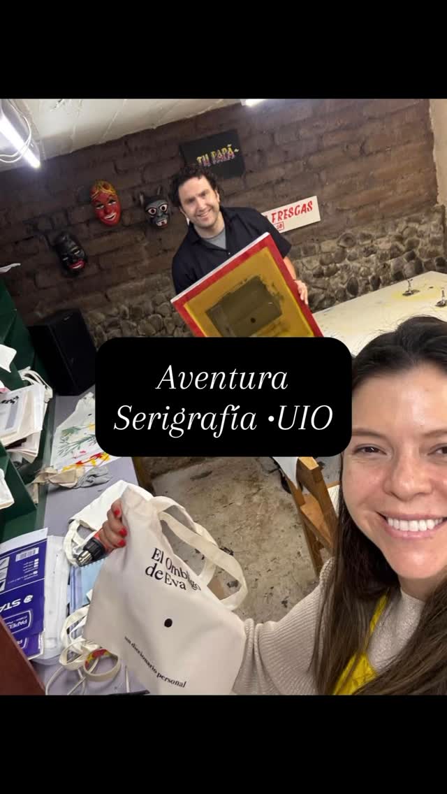 Quito, entre otras cosas hermosas, tiene personas increíbles y talentosas, como @tomasguerrero; que me acolitó un lunes entero a producir las bolsitas para mis libros. GRACIAS 🫶❤️😊
•
•
•
#serigrafia #lafloresta #totebags #disenografico