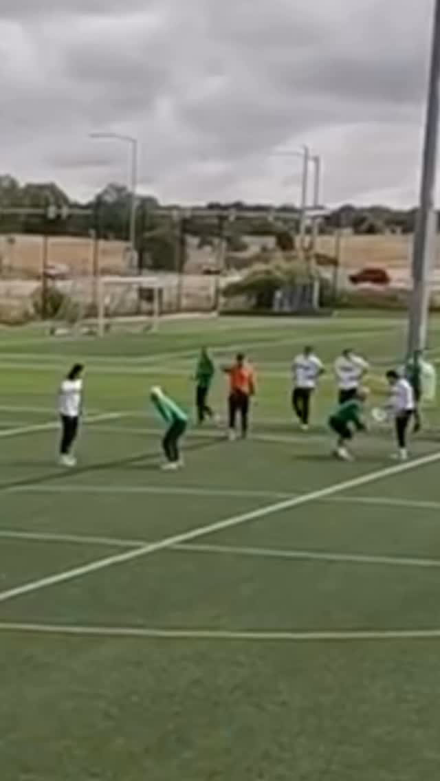 We’ve all been through it. It starts getting warm out so we start saying yes to every opportunity to get out and play. Pick up, league, etc. We feel good at first but slowly start developing sore areas in our knees or shins. We pop a few NSAIDs and push through, slowly developing an overuse injury before the season even started. Here’s how you’re going to avoid that!
Tip #1 Don’t ramp up too fast.
✅ Pre-season brings more chances to play (leagues, pickup, etc.), but jumping from 1x/week to 3-4x/week is a recipe for injury.
Your body needs time to adapt to higher demands—if you go too hard too fast, you risk overuse injuries.
Tip #2 Follow the 10% rule.
✅ Increase your total playtime by no more than 10% per week.
The easiest way to track this? Estimate your total playing time (e.g., 90 min at league, 2 hours at pickup) and slowly add more instead of doubling or tripling it overnight.
Tip #3 Prepare for high demands, but do it smart.
✅ Instead of playing every pickup, be intentional. Prioritize the highest-quality play and make sure your training supports it.
Need help with training to support yourself with pre season around the corner? Check out my Ultimate Performance Training programs and packages. Link in bio or DM me for info!
#ultimate #ultimatefrisbee #frisbee #workout #training #strength #strengthtraining #speed #personaltrainer