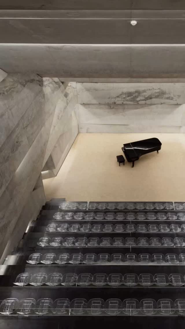Salle de concert de Blaibach – Une prouesse brutaliste en Bavière.
Située dans le village de Blaibach, cette salle de concert conçue par Peter Haimerl est un manifeste du néo-brutalisme. Son architecture minimaliste et monolithique, en partie enterrée, s’intègre parfaitement dans le paysage tout en offrant une acoustique remarquable.
🔍 Fait intéressant : Son intérieur en béton brut est équipé de sièges en acier suspendus, conçus pour empêcher toute posture trop confortable. Ici, impossible de s’endormir pendant un concert : la conception des sièges impose une écoute active et une posture droite, rendant l’expérience musicale plus immersive.
#BlaibachKonzerthaus #PeterHaimerl #ArchitectureBrutaliste #AcoustiqueParfaite #DesignMinimaliste #GaronSA #InvestissementsDurables #CultureEtArchitecture
#BlaibachKonzerthaus #PeterHaimerl #ArchitectureBrutaliste #AcoustiqueParfaite #DesignMinimaliste #GaronSA #InvestissementsDurables #CultureEtArchitecture
Image : peterhaimerl.com archdaily.com