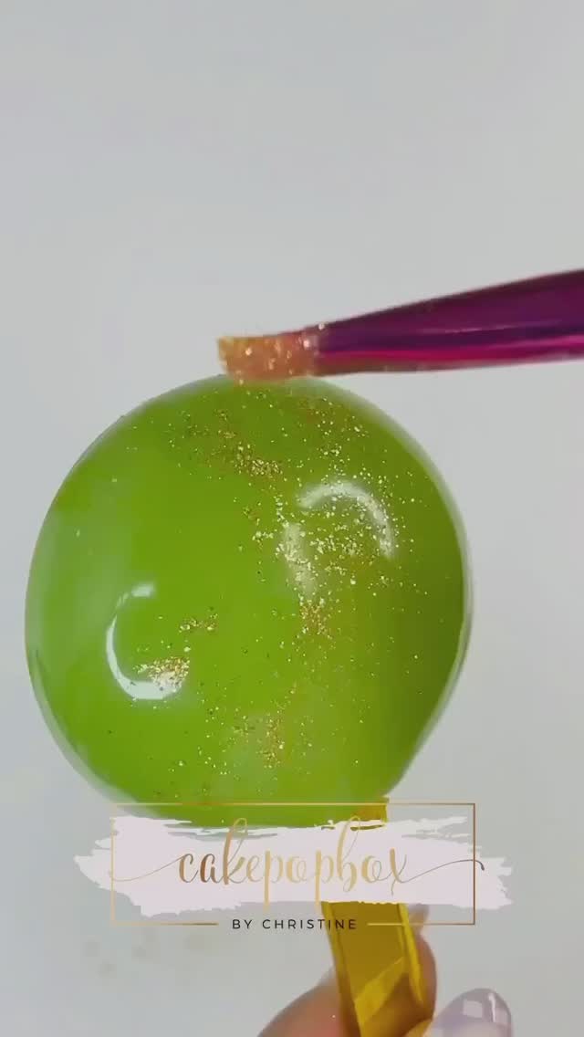 🔊VOLUME UP!🔊 Drop us a 💫 emoji in the comments if this was helpful!
Shop now at www.shinedessertglitter.com!✨
Beautiful demo by @cakepopbox 💚