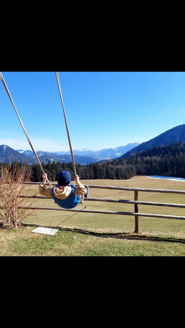 Gestern waren wir auf der @hoheasten ... eine anstrengende und lange Wanderung wurde belohnt mit einer deftigen Brotzeit🍞🧀🥨 und einem tollen Ausblick!
Nur 15 Minuten Autofahrt zum Wanderparkplatz in Flintsbach - und auf geht's 🌞💪⛰️
Für unseren Jüngsten mit 4 Jahre war der Aufstieg wohl eher eine Herausforderung - dafür wurde er mit einem Eis belohnt... mit Kindern ist der Aufstieg wohl eher vom Bichlersee oder Tatzlwurmparkplatz aus geeignet - wir werden es ausprobieren👍😉
#hoheasten #rehleitenkopf #bergwandern #berggeh #familienzeit #familienausflug #wandern #frühlingswetter #wanderhöfesamerberg #wanderhöfe @jana_wanderhoefe #ausflugstipp #wandertipp #urlaubaufdemsamerberg #urlaubindenbergen #urlaubsregionchiemsee #urlaubaufdembauernhof #samerberg #servussamerberg #flintsbach #weissnhof_samerberg #weissnhof