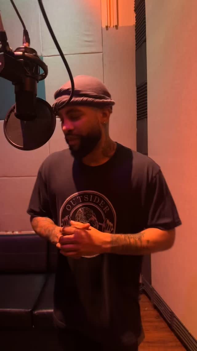 Industry songwriter Elijah Blake has worked with the likes of Rihanna, Keyshia Cole, Usher, Chris Brown, Beyoncé and more…
Come check out the Hive Studios and experience for yourself the magic of creating in our studio!