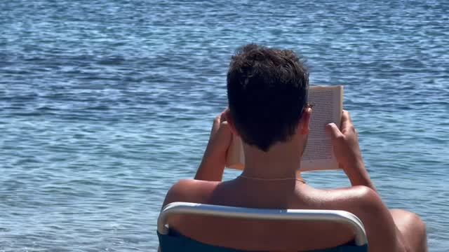 We’re loving reading through the submissions for issue 1 of glut - selected writing will be announced soon 🍎🍎