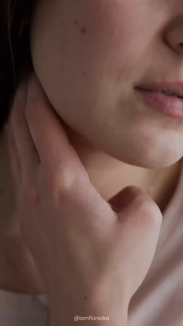 Feed Your Thyroid, Fuel Your Life! 💖✨”
Your thyroid is small but mighty—kind of like that one friend who keeps the group chat alive. 📲💬 It runs your metabolism, energy, mood, and even your hair health. But when it’s undernourished? Fatigue, weight changes, brain fog, and sluggish vibes become the norm. 🚫💤
Let’s get your thyroid thriving with these 7 essential nutrients:
🦪 Iodine – The thyroid’s BFF. Helps produce thyroid hormones. (Sources: seaweed, iodized salt, seafood)
🌰 Selenium – Protects against thyroid damage & supports hormone conversion. (Sources: Brazil nuts, tuna, Mushrooms etc..)
🥩 Zinc – Essential for thyroid hormone production & immune function. (Sources: Lamb, Sardines, Turkey, Amonds, Ginger root etc)
🥑 Copper – Supports metabolism & prevents sluggish thyroid. (Sources: dark chocolate, Shiitake mushrooms, Nuts, Chickpeas, Sunflower seeds etc,,)
🍏 Iron – Helps transport oxygen to your thyroid for hormone production. (Sources: spinach, lentils, grass-fed organ meat)
🍓 Antioxidants – Reduce inflammation & support overall thyroid health. (Sources: Guava, Carrots, Kale, Asparagus, Whole grains, Soybeans, Sunflower seeds etc..)
🥦 B Vitamins – Help energy levels, mood, and thyroid hormone production. (Sources: Rice bran, Tuna, salmon, trout, Soybeans, Walnuts, Brown rice, Almonds etc..)
⚠️ What to Avoid:
🚫 Gluten – Can trigger autoimmune thyroid issues (like Hashimoto’s)
🚫 Goitrogens (in raw cruciferous veggies like cabbage, kale, & soy) – These can interfere with thyroid function if eaten in excess & raw! (Cooking them reduces the effect!)
✨ The plan? Prioritize these thyroid-loving nutrients & watch your energy, metabolism, and mood shift! Your thyroid deserves VIP treatment. 💖
📌 Tag a friend who needs this & save for later! 🚀💃