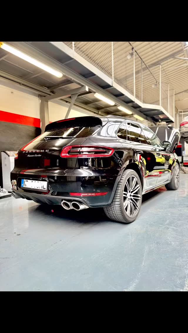 Porsche Macan 3.6 Turbo
.
Rychlo akce
Přistaveno odtahovou službou kvůli ztrátě chladicí kapaliny.
Prasklá vodní plastová trubka pod sáním + olejový servis.
.
#porsche #porschemacan #turbo #porschedesign #brno #czechrepublic #work #germanycars #boy #czechnoy #tattooboy #insta #instagood #repair #car #auto #automotive #engine #v6 #v6turbo #mechanic