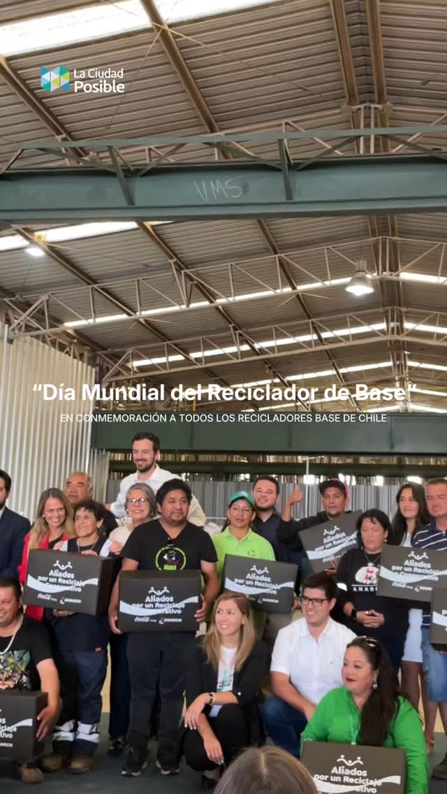 Ayer conmemoramos el Día de las y los Recicladores de Base ♻
Junto a @a_n_a_r_c_h, @cocacolacocl, @muni_maipu, @mmachile, @fundacionbertoni, @somoslatitudr y @araucaniahub, celebramos a quienes con su trabajo diario hacen posible un modelo de reciclaje cooperativo en Chile.
Durante esta jornada recorrimos distintas estaciones que reflejan el impacto del reciclaje colaborativo: desde la recolección y separación de materiales hasta su procesamiento. Además, se realizó la entrega de equipamiento a 12 cooperativas de recicladores de 9 regiones del país para fortalecer su labor, con una inversión cercana a 160 millones. 🚛
¡Gracias a cada reciclador y recicladora de base por ser el corazón de un Chile más sustentable! 🌍