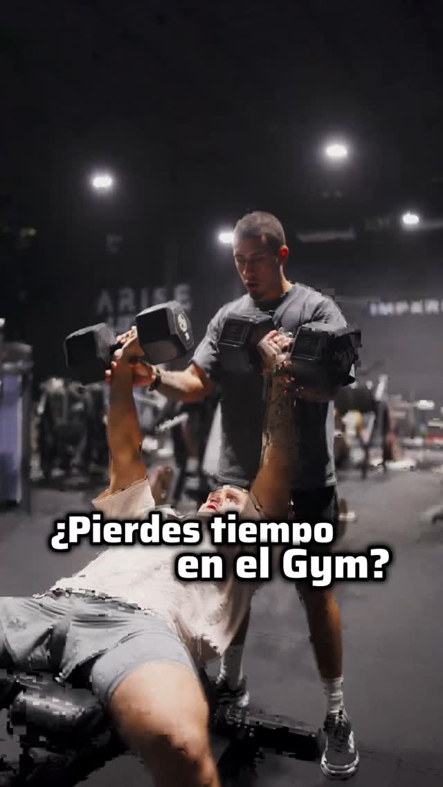 ¿Pasas demasiado tiempo en el gimnasio?
Aquí tienes 3 tips que te ayudarán a recortar 30 minutos de tu entrenamiento sin perder resultados:
1. No descanses en los sets de calentamiento – Úsalos para activar músculos y entrar en ritmo.
2. Haz supersets – Combina ejercicios y reduce tiempos muertos.
3. Usa mancuernas – Más versatilidad, menos espera por máquinas.
Menos tiempo, más eficiencia. ¡Ponlo a prueba y dime qué tal te va!