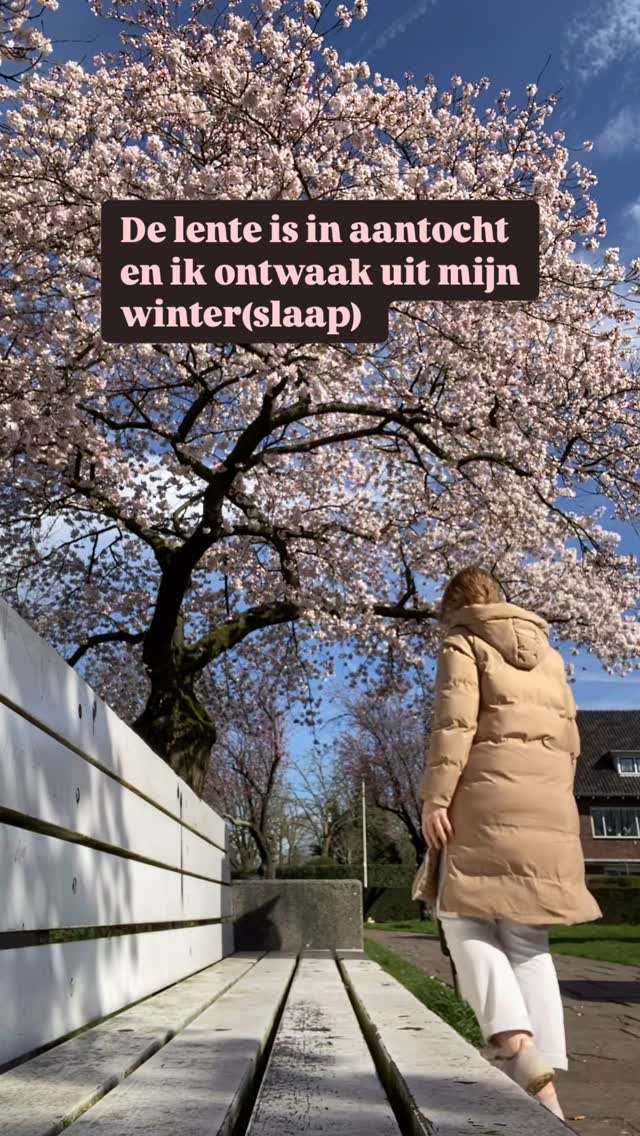 Ik kón niet meer.
Drie kinderen, een baan, een bedrijf starten, een sociaal leven, gebroken nachten en als doula emotioneel en fysiek flexibel zijn.
Ik gaf al mijn liefde en energie, maar ik vergat mezelf.
Het is pijnlijk, want je hebt zelf niet door dat je zo hard in standje overleven zit, tot je onderuit gaat. En je hele leven staat op zijn kop omdat je jezelf opnieuw moet gaan uitvinden.
Het is een proces van voelen. Van terugkomen naar jezelf en je eigen grenzen opnieuw leren kennen.
Het is in feite net een baring: je komt jezelf tegen in vormen die je van te voren nooit had verwacht.
En alles mag er zijn.
Ik hoop wat meer te mogen delen de komende tijd ❤️ en dat insta nog steeds een fijne plek is om te zijn 🥹
#burnout #doula #doulalife #motherhood #moederschap #ouderschap