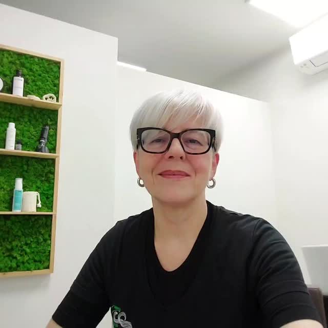 𝗖𝗔𝗣𝗘𝗟𝗟𝗜 𝗗𝗜𝗥𝗔𝗗𝗔𝗧𝗜?
💥 Hai il diradamento sulle tempie o sulla fronte? Preoccupato/a per l'alopecia?
Noi di Tricovita abbiamo la soluzione perfetta per te!
💥BOOST MY HAIR
🌟 Nuovo metodo di infoltimento invisibile 🌟
In soli 60 minuti, possiamo restituire volume e densità anche nelle zone più diradate, con un metodo totalmente invisibile, senza limiti o fastidiose giunture. 💁♂️💁♀️
Ciocche sottilissime, dello stesso colore dei tuoi capelli naturali, che si mescolano perfettamente e cadono come i tuoi capelli, in modo naturale. 🔄
✔️ Trattamento che richiede un refil ogni 3-4 settimane, solo dove serve.
✅ Risultato? Volume, pienezza e un aspetto più naturale per ogni chioma!
Prenota subito e scopri la differenza! ✨
#Tricovitaparrucchieri #TricovitaLab #InfoltimentoCapelli #CapelliPiuPieni #VolumeNaturale #CapelliPerfetti #boostmyhair #parrucchiericastelleone