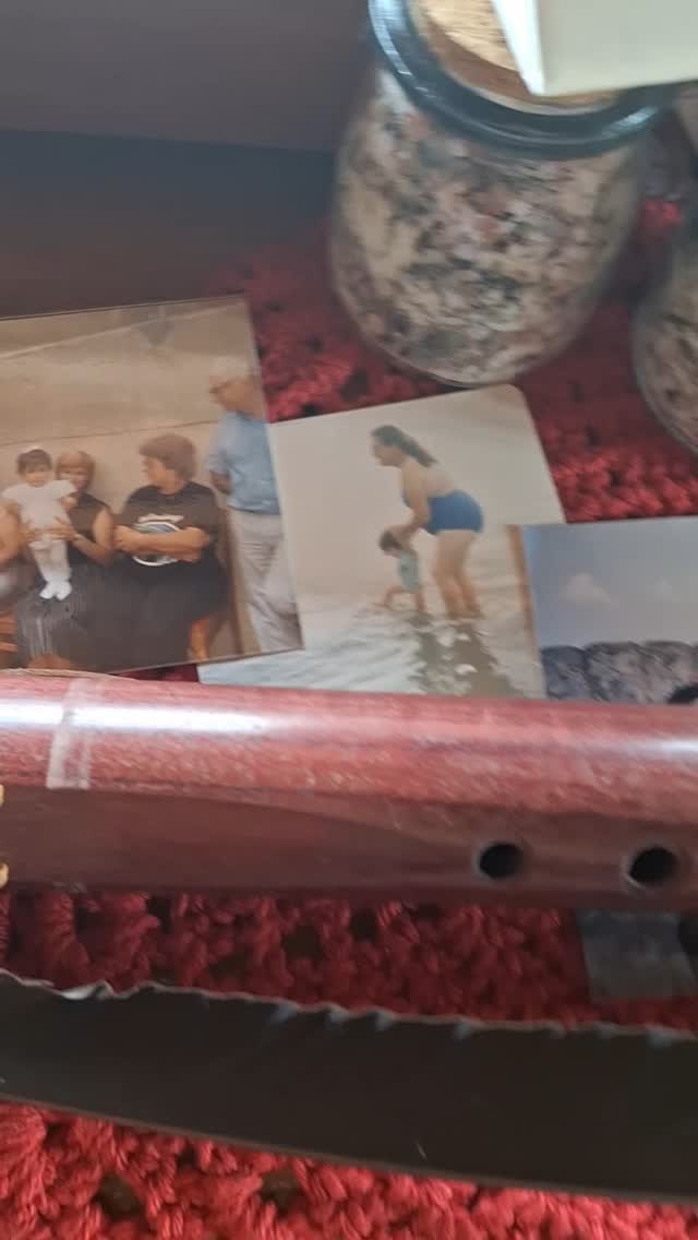 Pelas que vieram antes de mim
Por suas histórias de amor e força não contadas
Por suas histórias de dor e tristeza não contadas
Por suas histórias que eu sei, e as tantas que eu nunca saberei
Mãe, avós, bisa, tias, primas
Todas vocês estão em mim
Eu honro a minha herança feminina
e eu me entrego nesse tempo e espaço para continuar
Com o meu sentir, com a minha história
Com o meu caminhar.
Ora feito criança que entra no mar pela primeira vez
e precisa de mãos dadas pra firmar os passos
Ora feito mulher que mergulha profundo nas águas de dentro pra amparar a si e a quem chega em desespero
Sigo reaprendendo e renovando as lentes pra estar nesse mundo
Com amor, compaixão, irmandade e esperança
O feminino é coletivo
O feminismo é coletivo
Sigamos juntas!
Esse é meu rezo