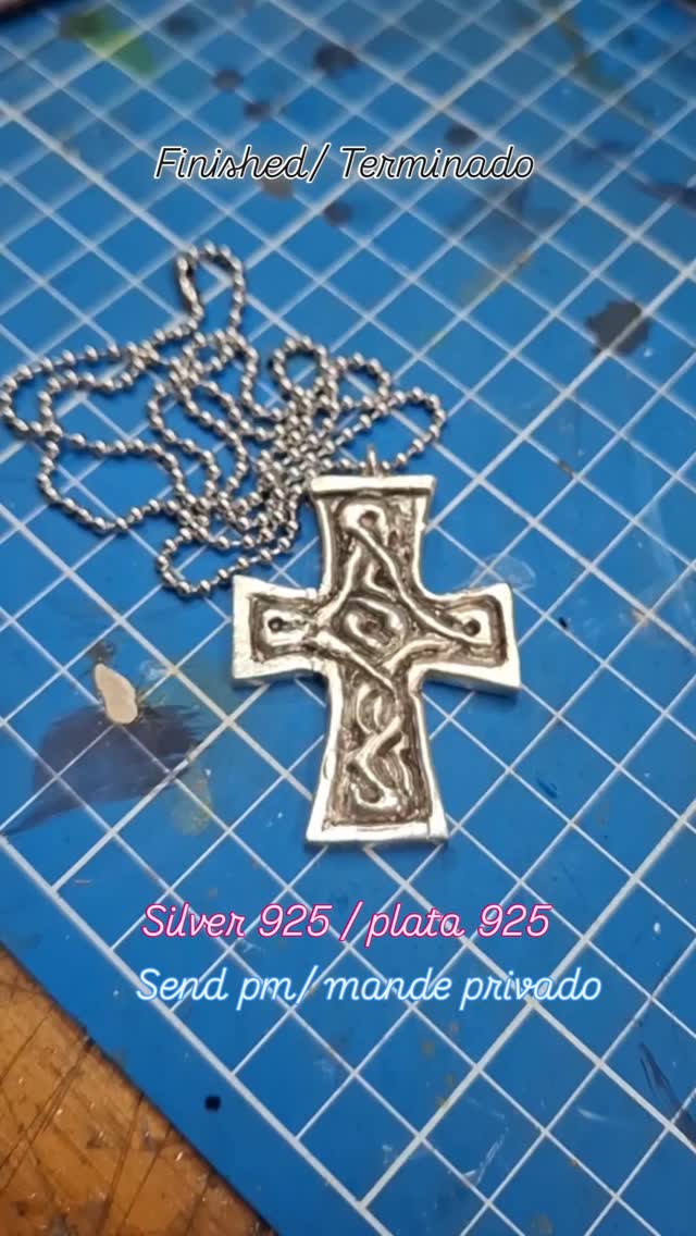 FINISHED, celtic cross silver cast, send pm if want a copy.
TERMINADO, cruz celta vaciado en plata, mande privado si desea una copia.
#joyeriamexicana #joyeria #dijes #jewelry #dije #joyeriaartesanal #viral #handmade #silverjewelry #silver925 #silverjewellery