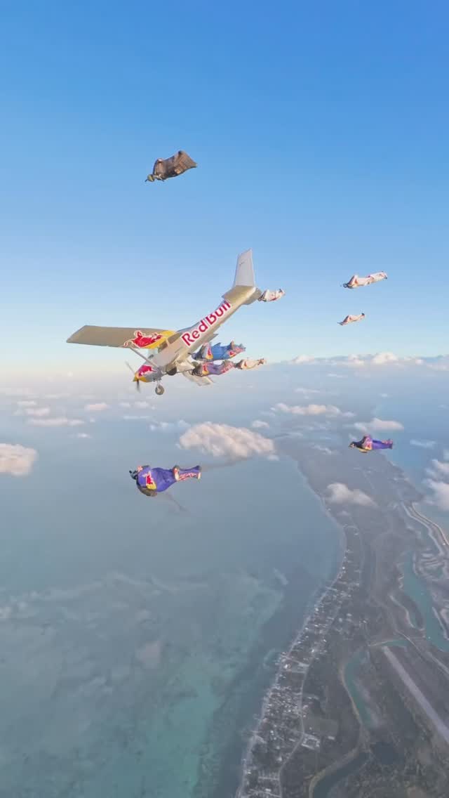 We’ve got the Red Bull sky divers in house at our villas this week while their Global Aviation Training Camp does this!
🎥 by @marcofuerst.at
@redbull
#skydiving #westendbahamas #grandbahama