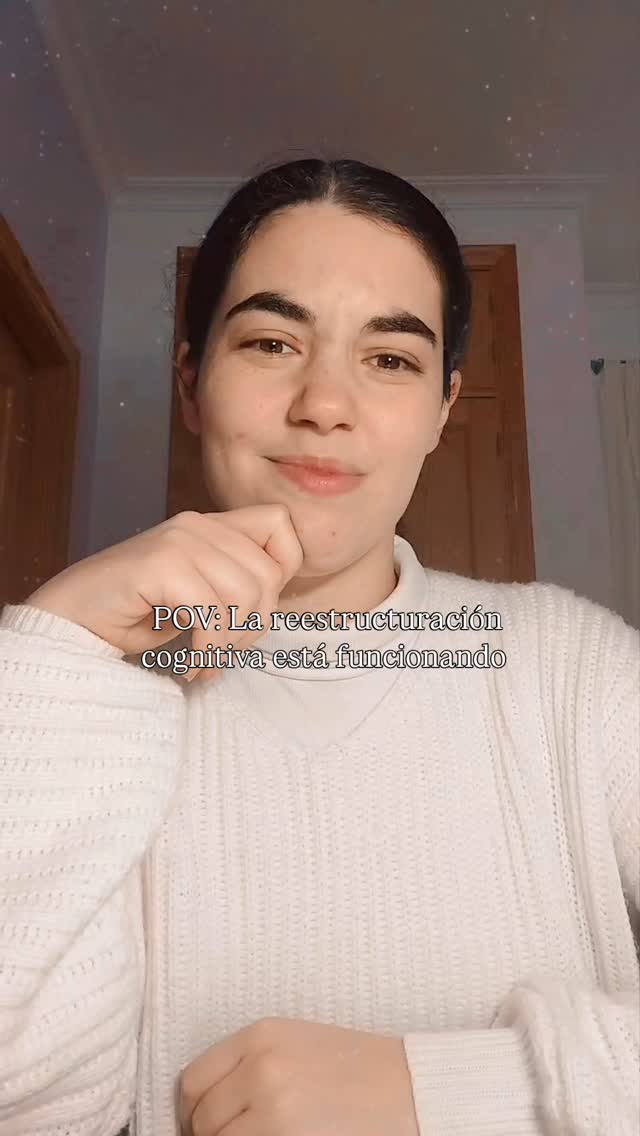 AUTOAFIRMACIONES ✨
Cuando trabajamos a nivel cognitivo nuestro diálogo, a veces usamos las autoafirmaciones.
Sobre todo al principio, y especialmente si no estamos acostumbrados, hablarnos y alabarnos a nosotros mismos puede ser difícil, puedes sentirte como que te estás regalando los oídos a ti mismo.
Es muy habitual que lo que se perpetúe sea la crítica y el castigo, más que nada con uno mismo. Pero nos olvidamos de pararnos a analizar esos pensamientos y detectar los errores de pensamiento y las distorsiones cognitivas que hay detrás.
Nadie me quiere, no sirvo para nada, soy un completo desastre, nunca voy a encontrar trabajo, jamás me había sentido tan triste...
El ejercicio de las autoafirmaciones se hace más fácil con el tiempo, y también aprendemos a cuidarnos y querernos mejor, sabemos qué decirnos y porqué.
Pruébalo tú mism@, mírate al espejo, ponte la canción si te ayuda, y habla contigo en positivo, de las cosas buenas que tienes, que haces y que te mereces.
Feliz martes 💜