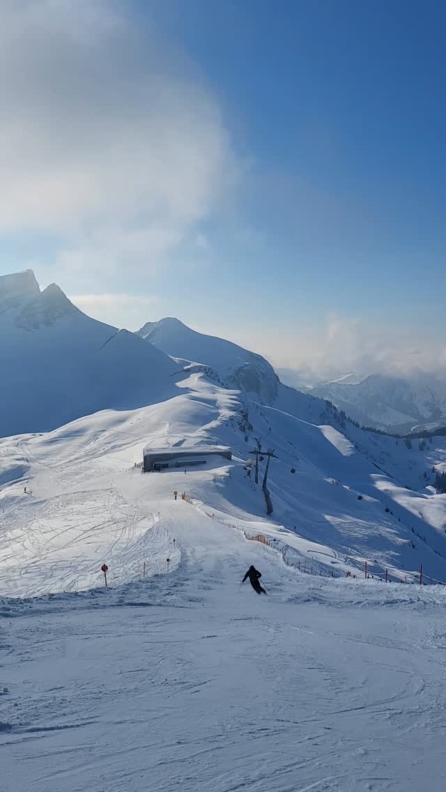 best office views 🤟🏼
#yourfriendsonpowderdays #austrianalps #urlaubinvorarlberg #urlaubimbregenzerwald #freeride #skitouring #ski #powder #outdooradventures #visitbregenzerwald #mellauimbregenzerwald