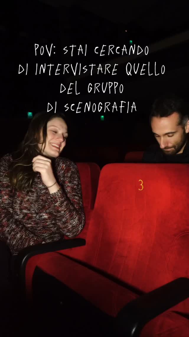 ...ma è più sfuggente di un’ombra! 🎭
Tra una prova e un'altra e una spazzolata tra i denti, riusciremo mai a strappargli due parole?
Vi aspettiamo al prossimo spettacolo.
MIND THE GAP - 29 MARZO
Per info e biglietti scriveteci via mail
#LaMangrovia #POV #ScenografiaInFuga #IntervistaMancata"