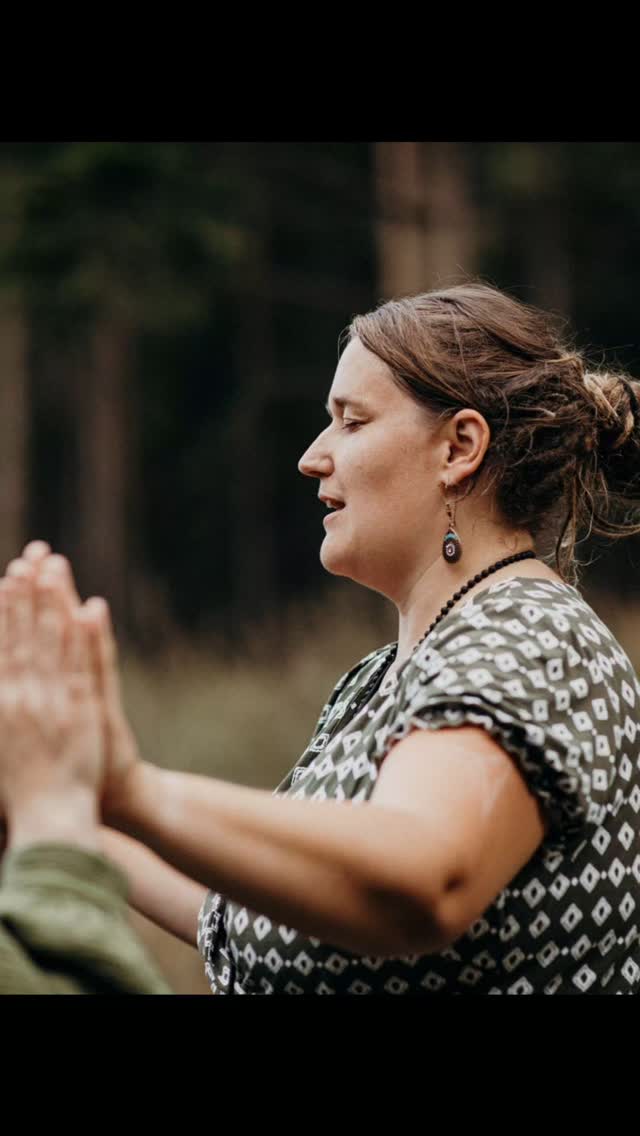 Happy Woman's Day
Noch viel zu oft bewerten und verurteilen wir uns gegenseitig, trauen uns gegenseitig nicht voll und ganz und kämpfen für uns allein.
Die Gesellschaft, das Patriachat hat es uns gelehrt, es steckt schon seit Generationen in unserer DNA. Wir tragen keine Schuld und doch dürfen immer mehr von uns die Aufgabe dahinter erkennen, den Kreislauf zu durchbrechen.
Frauenkreise, Team Circle, Kleingruppen, Buddy Sisters - all das war in den meisten Ausbildungen und Workshops die ich erlebt habe ein entscheidender Faktor für den Erfolg.
Jedesmal heilt unsere kollektive Schwesterwunde ein bisschen mehr. Während du bei dir genauer hinschaust, reflektierst und Verbindung zulässt, verändert sich auch etwas in deinem Umfeld und damit die Schwingung überall.
Die Fotos im Reel sind von der wundervollen Franziska @streifenblicke_lustbilder mit der ich um letzten Sommer einen fühlfarbigen kleinen Frauenkreis in der Natur gestaltet habe, mit Tanz, Farbe und Berührung auf allen Ebenen.
Was denkst du über Frauenverbindungen?