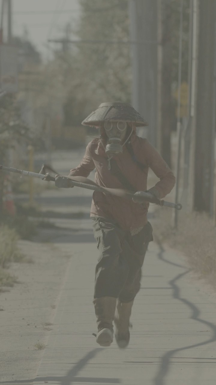 Sometimes you gotta retake cuz you lose focus, or cuz the hat flies off. And sometimes it’s just cuz @ypchapman looks so fucking cool you want to see her do it again.
#dragonfruitfilm #shortfilm #slowmo #film #scifi #vancouveractor #outtakes #indiefilm