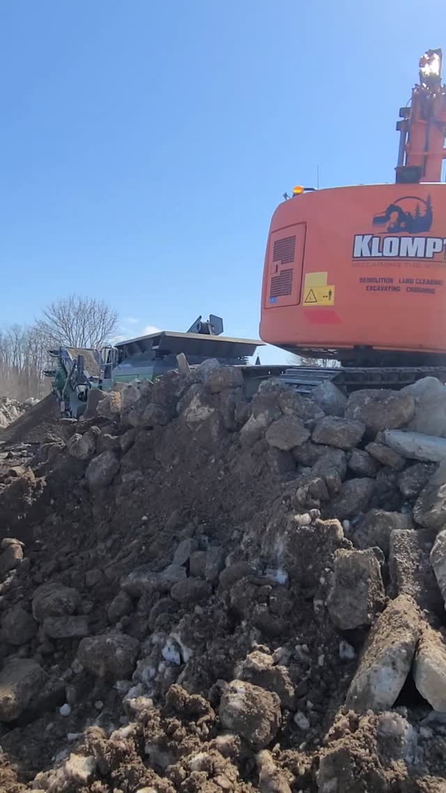 Crushing some crete!
#crushing #demolition #klompsinc #hitachi #concretecrushing #excavator #farmcleanup #concrete #landclearing #excavating