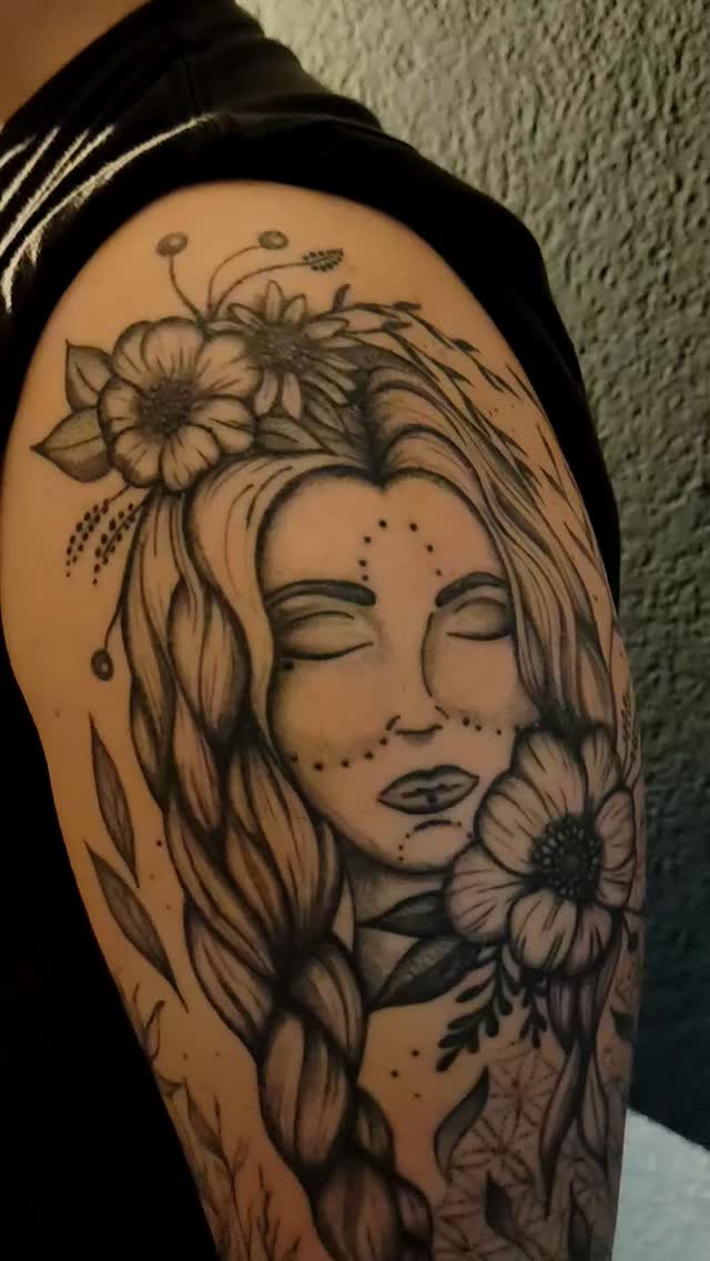 Full Sleeve im Thema Natur und Geometrie ✨✨
Ich bin unendlich dankbar für das entgegengebrachte Vertrauen ❤️ dieses Projekt hat mir eine riesen Freude geschenkt ✨
#fullsleevetattoo #fullsleeve #finelinetattoo
#dotworktattoo #symbolictattoo #spiritualtattoo #naturetattoo #goddesstattoo #tattoostudiobern #tattoobern