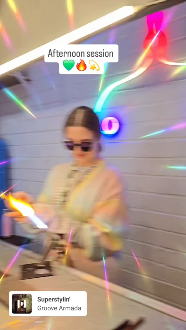 Great afternoon session in the studio
These 4 awesome new jr doctors from @bma_bsms , came from all over the country to meet up again and to share their glassblowing experience together and catch up after time apart.
Thay all did awesome and went home with their creations and mementos of the day.
Would you lime to give ot a try ?
Love your life.💚💫🔥
My new studio is almost finished....at last
The full unveiling of the renovation to my studio will be coming soon.
It will enable me to show up to 6 people the amazing world of glass that exists in the amazing world we live in, and that they can play with it in a safe, structured environment to maximise the possibility of success.
Love life....it's so special. Your chance alone of being born is against the odds.
So make your dreams your reality.
Tick those boxes before you realise it's too late.
DONT WAIT
You can make anything happen.
Concieve an idea, Believe in it & you can Achieve it...don't wait, make it happen.
Try something you never thought you could...
Have a great life 💚🔥💫
#brightonglass #glassblowing #lampworking #flamewotking #thingstodonearme #ukglass #experiences