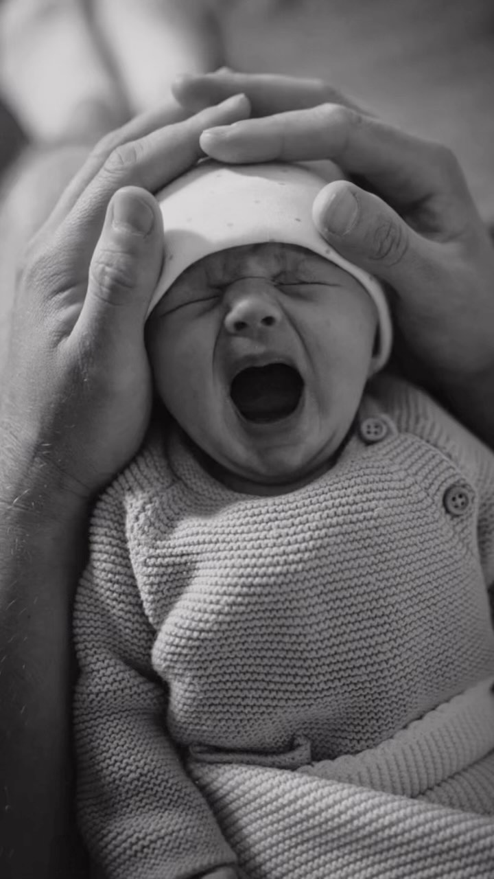 Halten und gehalten werden.
Bis wir irgendwann die innere Stärke haben uns ganz allein zu halten 🫧
Das erste Bild im Reel zeigt so viel. Ich liebe diese Momente während eines Shootings. Es sind die echten, die ungestellten Momente. Aus dem Moment heraus, herein in die Liebe.
Oftmals sind es diese Momente, die in denen wir denken wir sind verletzlich. Zu verletzlich um uns zu zeigen. Und am Ende sind es nur Emotionen die wir sichtbar machen und das echte Leben zeigen. Erinnerungen die unser Leben echt sein lassen ✨
#fotografie #spreadthelove #neugeborenenfotografie #familyphotographer #family #familienfotografie #familienfotograf #biglove #newborn #newbornshooting #schwarzweißfotografie #portrait #portraitpeople #blackandwhitephotography #bw #monochrom #sensual #mummyanmini