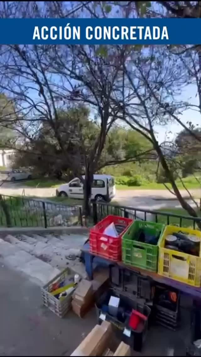 ✨Regreso y reconstrucción del Kibutz Hanita, al norte de Israel.
Poco a poco, las familias están regresando al norte, al kibutz, reconstruyendo no solo sus hogares, sino también su sentido de comunidad. Los espacios destruidos por el bombardeo están siendo renovados, pero aún queda mucho por hacer.
Las familias con adolescentes fueron las primeras en volver, pero los edificios destinados a la juventud siguen vacíos, sin un espacio donde puedan reunirse y reencontrarse.
🤍 Quisimos ayudarlos a reconstruir no solo su entorno, sino también sus lazos.
💪🏼Por eso, junto a @molet_project organizamos un taller especial para los adolescentes. Un espacio donde pudieron reconectarse con su kibutz, con su comunidad y entre ellos. Construyeron sus propios muebles, dejando su huella en este nuevo comienzo.
🙌🏼 No hay palabras suficientes para agradecer a nuestros donantes. Gracias a su apoyo, podemos continuar con nuestra misión y seguir brindando ayuda a quienes más lo necesitan.