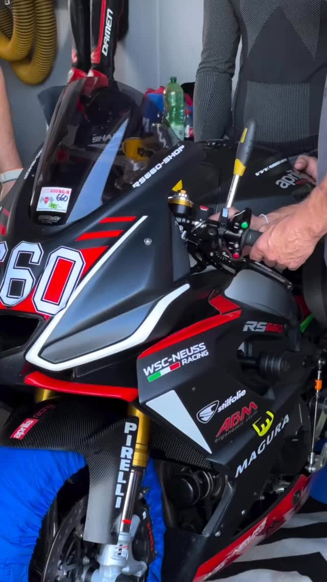 Bald geht’s los mit der IDM Sportbike! Wir konnten bereits einige tolle Sponsoren für die Saison gewinnen. Da wir aber noch ein junges Rennteam sind und erst einmal viel für die Teilnahme investieren müssen, freuen wir uns sehr, wenn ihr uns unterstützen möchtet!
Durch eure Spende könnt ihr ein Teil unseres Racingteams werden und maßgeblich zu unserem Erfolg beitragen: https://gofund.me/576893a0
Wir bedanken uns schon jetzt bei euch für den Support 🚀
#wscneuss
#apriliaracing
#rs660shop
#aprilia
#felixkauertz37
#wsc_racingteam
#apriliars660
#idmsportbike
#abmfahrzeugtechnik
#lightech
#racefoxx
#rsv4shop
#rs660