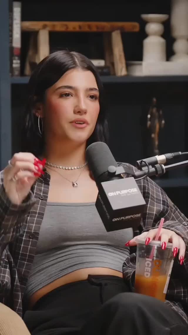 @charlidamelio gets real and opens up like never before on the latest episode of @jayshettypodcast đïžđ
talking about mental health, pressure, and what itâs really like behind the scenes of social media fame.
#belugapods #mentalhealthawareness #belugapods #charlidamelio #selfcarematters #feelconnected #breakingthestigma #mentalwellbeing #supporteachother #podcastrecommendation