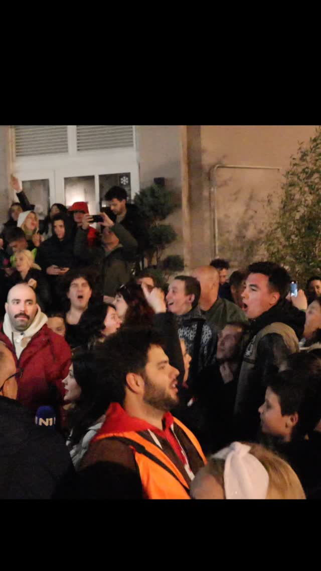 - Ko ne skače taj je ćaci - Sinoć je batinaška bagra od desetak kriminalaca napala četiri studenta. Dvojica su zadobili lakše povrede, dvojica teže od kojih je jednom polomljena vilica. Podsetnika radi, ranije ove godine, režimske siledžije su polomili vilicu jednoj studentkinji. Ovo je dakle druga slomljena studentska vilica.
Po onome što se moglo naći u medijima, studente su pretukli jer su u Tati bradi, poznatom novosadskom lokalu, studenti pevali "Ko ne skače taj je ćaci".
Ćaciji misle da uteraju strah prvo studentima a onda valjda i ostalima. Ako se uplašimo, ćaciji pobeđuju.
#studentiublokadi #studentprotests @studenti_u_blokadi #studentskiprotest #koneskačetajjećaci