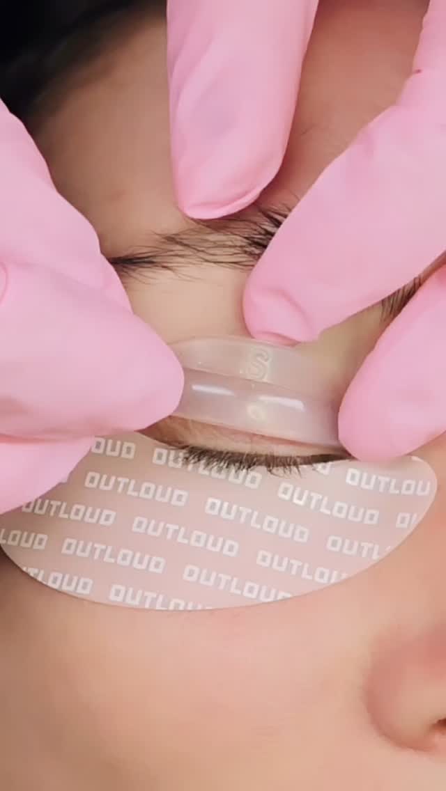 Correct Silicone Pad placement is key for the perfect lash lift! 💞
The pad should sit directly above the lash line.
✖️ Too high = visible skin between pad and lashes
✖️ Too low = lashes get covered and lift is compromised
✔️ Just above the lash line = clean application + effective lift
Precision matters.
#LashLift #SiliconePadPlacement #LashProTips