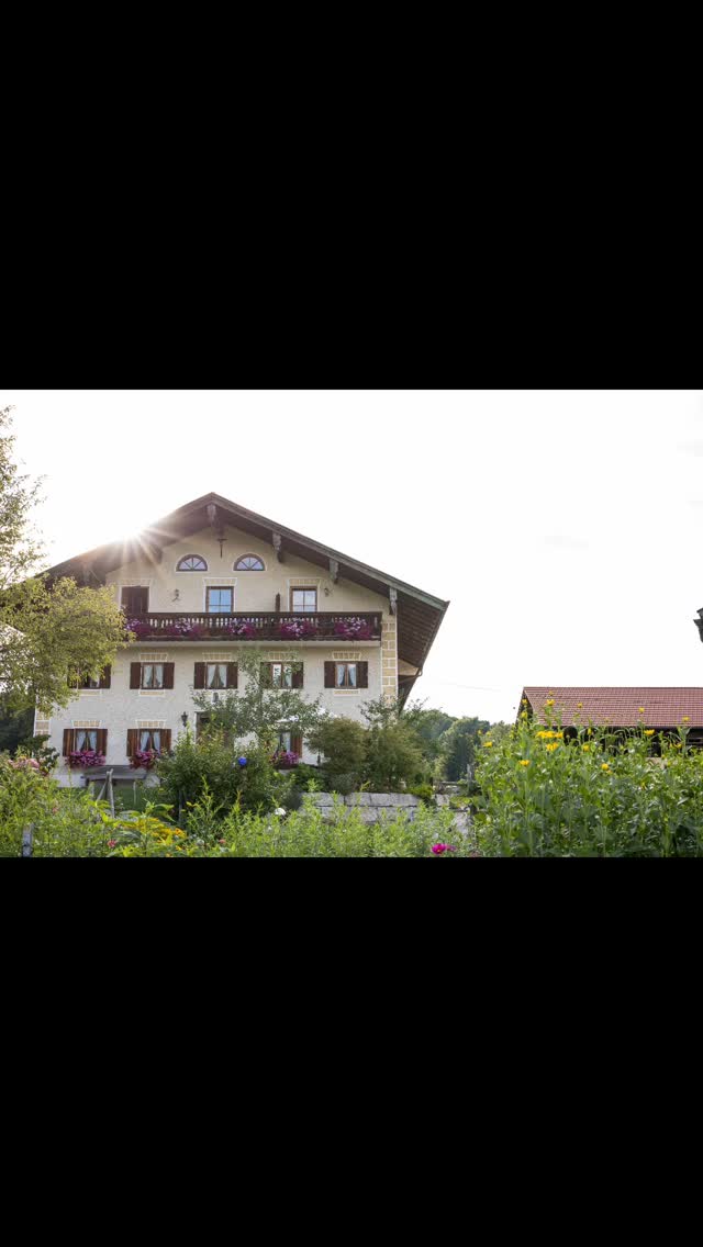 Der Frühling lässt Urlaubspläne entstehen... Unsere Ferienwohnung "Da Dachstui" lädt zum Kaffee bei Sonnenaufgang ein☕️☀️ Wir freuen uns auf eich!
#ferienwohnungen #ferienwohnung #urlaubaufdemsamerberg #wanderhöfesamerberg #urlaubaufdembauernhof #urlaubindenbergen #urlaubsfeeling #urlaubsregionchiemsee #weissnhof_samerberg @servus.samerberg