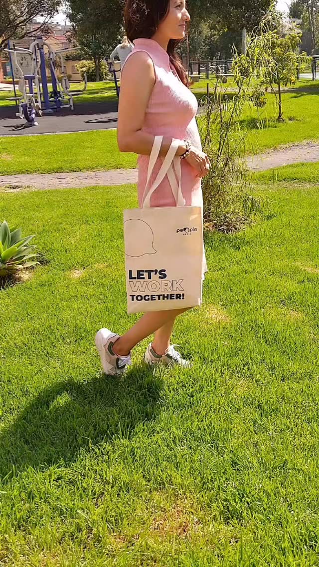 Si vas a la FILBo, ¡lleva contigo una bolsa ecológica! ♻️ Nuestras bolsas reutilizables son perfectas para cargar todos tus libros sin generar residuos. Únete al cambio y haz que tu visita sea más sostenible. 🌱✨ #FILBo2025 #Sostenibilidad #corferias #bolsasreutilizables #feriadellibro