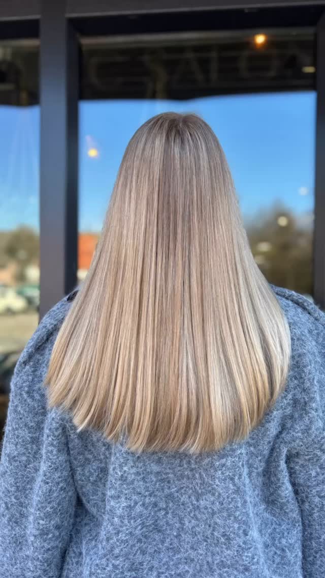 Fresh vanilla blonde babylights for beautiful @suzannekempen ✨
She had her precious color done with us around 8 months ago and was bothered by her natural dark roots.
To give her an overal new fresh blonde look we chose to go for babylights instead of a balayage for once to brighten up her natural color, while keeping her grow out soft and natural.
What do you think of the result? Would you go for our signature babylights too?✨
#ecosalon #organichaircare #bestsalonnearme #balayageinspo #babylightshair #scalpcare #hairinspo #organichaircolor #owaysalon #kapperdenhaag #haircolorspecialist #haircolor2025 #oudrijswijk #eorganicsalon #hairsalonnearme