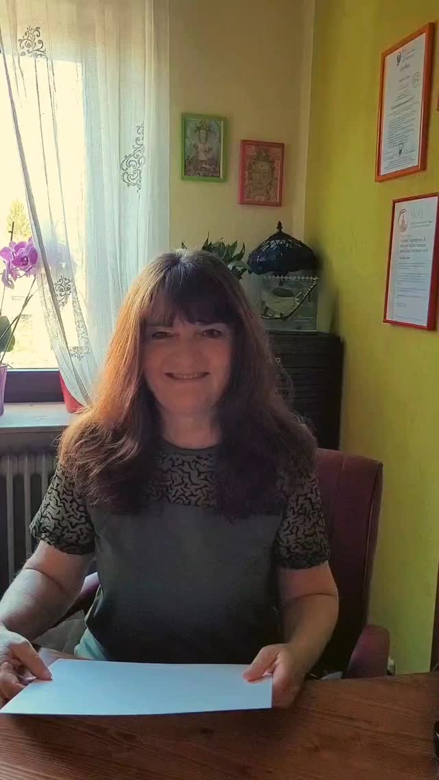 Geschafft! Ich habe meine Ausbildung zur Vitalstofftherapeutin erfolgreich abgeschlossen.👩🦰
Warum habe ich diese Ausbildung gemacht?
Vitalstoffe sind wichtig für einen reibungslosen Ablauf von Stoffwechselprozessen in unserem Körper, besonders auch bei der Bildung von Hormonen. 🍊🍋🍇🥭🍍🍌🍎🥕🥦🫑
Bei einem Nährstoffmangel kann auch der Hormonhaushalt aus dem Gleichgewicht kommen, was sich auf den ganzen Körper auswirkt. Die Nährstofftherapie ist daher sinnvoll in die Wechseljahre- und Hormonberatung einfließen zu lassen.
Wobei kann die Nährstofftherapie in der Frauenheilkunde helfen:
➡️ bei Wechseljahrebeschwerden
➡️ bei häufigen Infekten
➡️ bei Allergien
➡️ bei Haut und Haarproblemen
➡️ bei PMS
➡️ bei Osteoporose
➡️ zur Schilddrüsenunterstützung
Man glaubt gar nicht, wo überall diese Nährstoffe gebraucht werden. Mit den Wechseljahren und mit zunehmendem Alter steigt sogar der Bedarf an Vitalstoffen.
Gerade in den Wechseljahren spüren wir oft, dass unser Energiestoffwechsel nicht mehr ausreicht. Wir fühlen uns müde, schlapp und kraftlos. Mit einer ausreichenden Zufuhr von Vitalstoffen und gesunder Ernährung können wir unseren Energiestoffwechsel und die hormonelle Balance unterstützen.
Kannst du dich gerade hier finden? Dir geht es gerade jetzt auch so? 👀
Dann melde dich bei mir und wir können gemeinsam dein inneres Gleichgewicht finden. 👉 Folge dem Link in meiner Bio.
Herzlichst, deine Rita 💜
‼️ Vitalstoffe haben ihre Wirkung und manche können auch überdosiert werden. Daher ist es ratsam eine Vitalstoffberatung zu machen.‼️
#vitalstofftherapie #nährstofftherapie #orthomolekularemedizin #vitalstoffe #nährstoffe #wechseljahre #menopause #klimakterium #hormone #hormoneundvitalstoffe #stoffwechsel #wechseljahreinbalance #wechseljahreberatung #neckargemünd