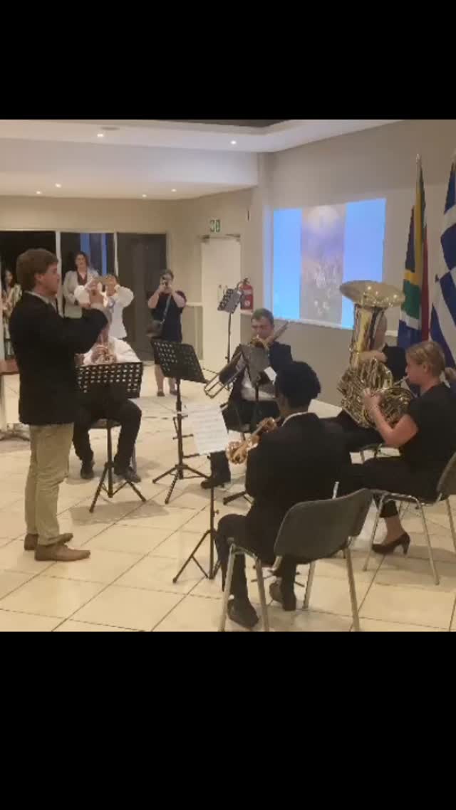 Life in South Africa...
Hanneke woont al ruim 11 jaar in Zuid-Afrika en is lid van @winelandsphilharmonic_wpo. Gisteren speelde ze met een koperkwintet van dit orkest het Zuid-Afrikaanse volkslied.
Het volkslied wordt vaak 'Nkosi Sikelel' iAfrika' genoemd, maar eigenlijk is de titel gewoon 'National Anthem of South Africa'.
In de tekst komen de vijf meest gesproken van de elf officiële talen van Zuid-Afrika voor: Xhosa, Zulu, Sesotho, Afrikaans en Engels.
Op scholen wordt het volkslied zeer regelmatig bij bijeenkomsten gezongen, dus kinderen kennen de tekst al jong.
#southafrica #southafricananthem #nkosisikeleliafrika #lifeinsouthafrica