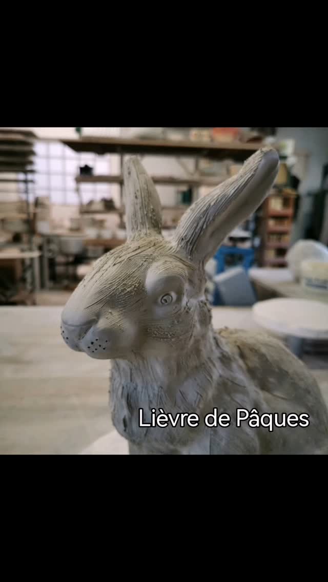 Pâques approche, et comme le veut la tradition en Alsace c'est bien le lièvre qui vient nous déposer les oeufs le matin de Pâques 😉.
Voici un "Osterhaas" (un lièvre de Pâques) en cours de fabrication à l'atelier.
#soufflenheim #alsace #tradition #poterie #alsacemylove #reels #artpopulaire #poterieartisanale #poterieartisanale